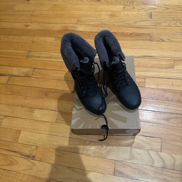 UGG Black and Gray Genuine leather Winter Boots - Picture 6 of 6